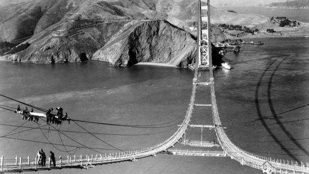 Nach zwanzigjährigen Vorbereitungen und Finanzierungsproblemen beginnen 1933 die Arbeiten an der &quot;Golden Gate Bridge&quot;, der längsten Hängebrücke der Welt, in der Bucht von San Francisco.