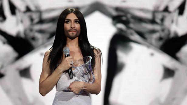 Conchita Wurst sichtlich bewegt von ihren ersten Amadeus-Trophäen.