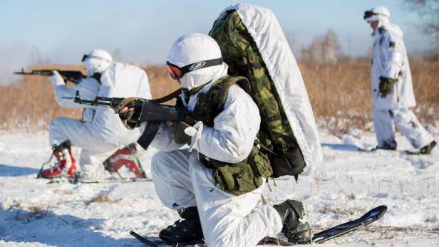 Soldaten der russischen „Arktis-Armee“ beim Schießtraining.