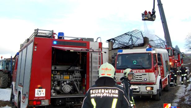 Mehr als 100 Feuerwehrleute waren im Einsatz, um das Wirtschaftsgebäude zu löschen
