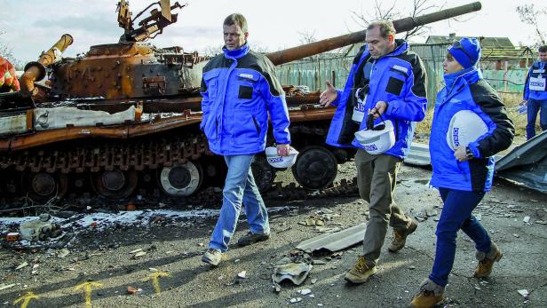OSZE-Mitarbeiter nahe der Stadt Mariupol, Ostukraine.