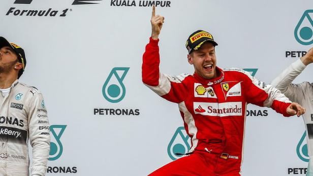 Vettel könnte aus dem Zweikampf Hamilton (li.) vs Rosberg (re.) einen Dreikampf machen.