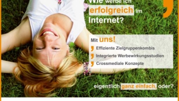 Eine Frau liegt auf einer Wiese, umgeben von Werbebotschaften für Internetwerbung.