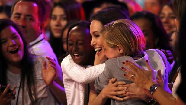 Es war ihr erster Auftritt nach ihrer Operation, bei der ihr wegen erhöhter Krebsgefahr die Eierstöcke entfernt wurden. Angelina Jolie war nicht einmal zu den Oscars erschienen, kam nun aber zur Verleihung des Kinderpreises &quot;Kid&#039;s Choice Awards&quot;.