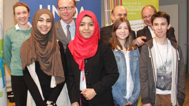 Eine Gruppe von Menschen posiert für ein Gruppenfoto.