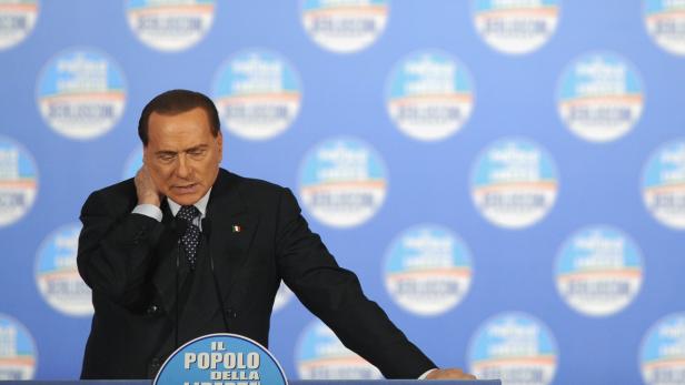 Former Italian Prime Minister Silvio Berlusconi attends a political rally in Turin February 17, 2013. REUTERS/Giorgio Perottino (ITALY - Tags: POLITICS ELECTIONS)