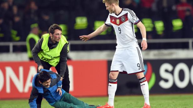 Die freundliche Invasion von mehr als einem halben Dutzend Flitzern beim EM-Qualifikationsspiel der deutschen Fußball-Nationalmannschaft in Georgien hat bei DFB-Teamchef Joachim Löw für Unmut gesorgt.