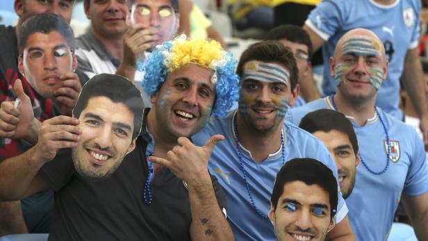 Das Motto der uruguayischen Fans vor dem Spiel war klar: Alles Suarez. Die Outfits standen ganz im Zeichen der Sperre von Nationalheld Luis Suarez nach seiner Biss-Attacke gegen den Italiener Chiellini.