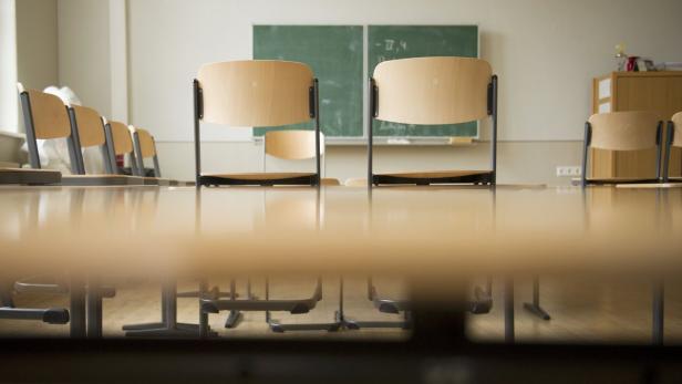 Leere Schulklasse in Berlin: Lehrer fehlen.