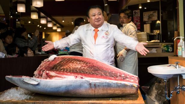 Kiyoshi Kimura posiert mit dem Blauflossen-Thunfisch.
