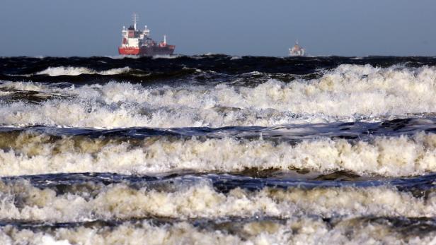 Auf der Ostsee vor Warnemünde türmen sich am 04. Jänner 2016 große Wellen auf.