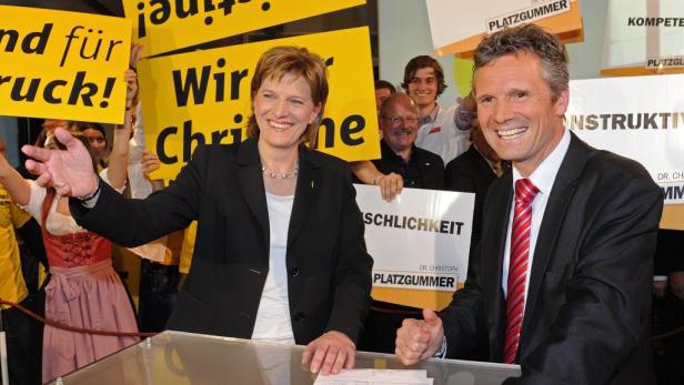 Christiane Brunner und Christoph Platzgummer bei einer Wahlveranstaltung mit Anhängern.