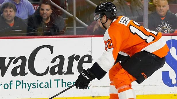 Ein Eishockeyspieler der Philadelphia Flyers in Aktion auf dem Eis.