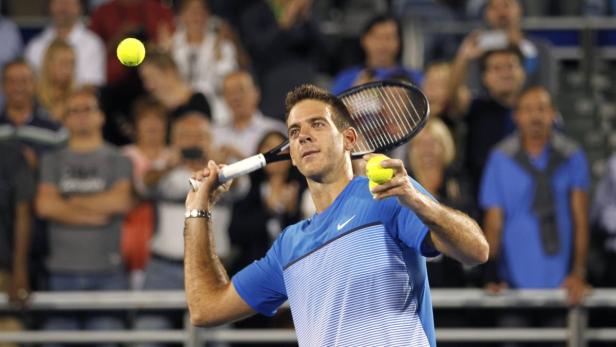 Ein Tennisspieler beim Aufschlag vor einer Zuschauermenge.
