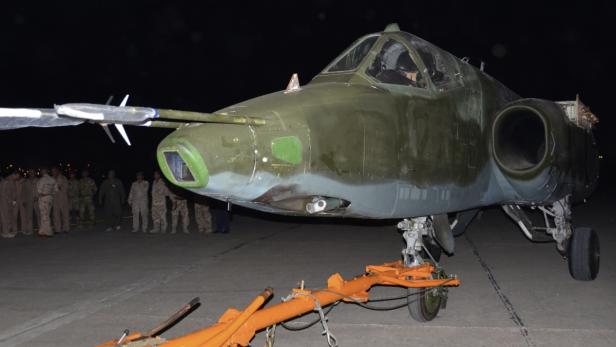 Russische Sukhoi SU-25 Kampfflugzeuge sind bereits im Irak eingetroffen. Nun wartet die Regierung nur noch auf F-16-Kampfflugzeuge und Apache-Kampfhubschraubern aus den USA.