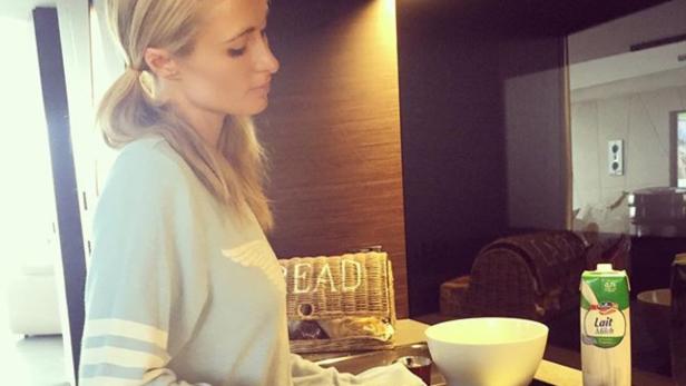 Paris Hilton versucht French Toast