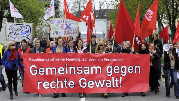 500 Teilnehmer marschierten eineinhalb Stunden durch die Braunauer Innenstadt und ließen sich von rechtsextremen Störmanövern nicht provozieren.