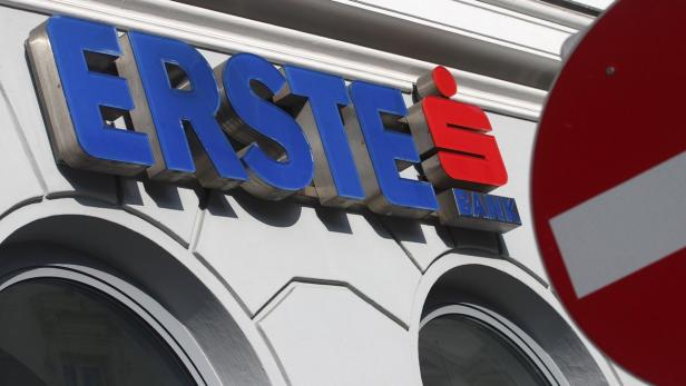 Das Logo der Erste Bank an einer Fassade mit einem roten Verkehrsschild im Vordergrund.