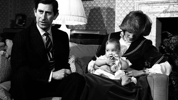 Prinz Charles und Prinzessin Diana mit ihrem Baby Prinz William.