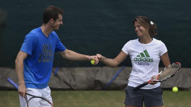 Murray of Britain shares moment with his coach Mau