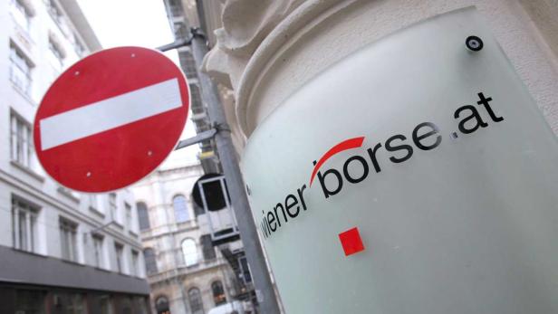 Ein Schild der Wiener Börse vor einem Gebäude und einem Verkehrsschild.
