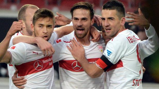 Fußballspieler des VfB Stuttgart feiern gemeinsam ein Tor.