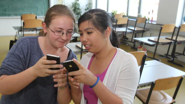 Sie dürfen weiter surfen: Es wird kein generelles Handy-Nutzungsverbot an Schulen geben