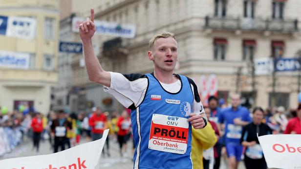 Läufer Pröll beim OMV Linz Donau Marathon 2010 mit erhobenem Arm.