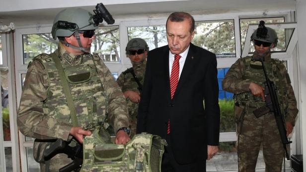 Präsident Erdogan beim Besuch einer Polizei-Spezialeinheit