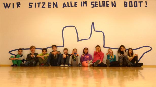 Licht in Sicht, 11 Schüler_innen der Klasse 2A (12 Jahre), BRG Landwiedstraße, Linz; Rauminstallation, Performance