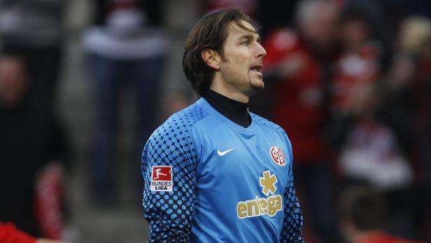 Ein Torwart des 1. FSV Mainz 05 in seinem blau-schwarzen Trikot.