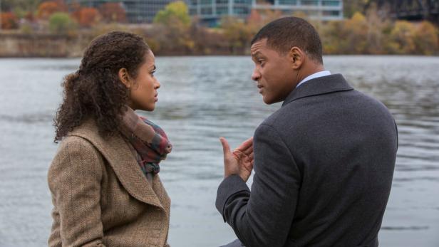 Ein Mann und eine Frau unterhalten sich am Ufer eines Flusses.