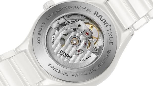 Die Rückseite einer weißen Rado True Limited Edition Uhr mit Einblick in das Uhrwerk.