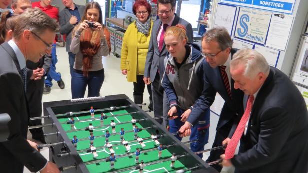 Eine Gruppe von Leuten spielt Tischfußball.