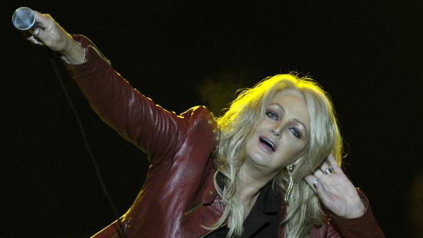 epa02713186 Singer Bonnie Tyler (R) performs on stage during her concert in Strzelinko, Poland, 01 May 2011. EPA/ADAM WARZAWA POLAND OUT