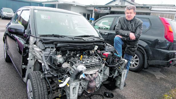 Kriminelle Energie: Autohändler Manfred Bamminger aus Wels vor einem der regelrecht filetierten Fahrzeuge