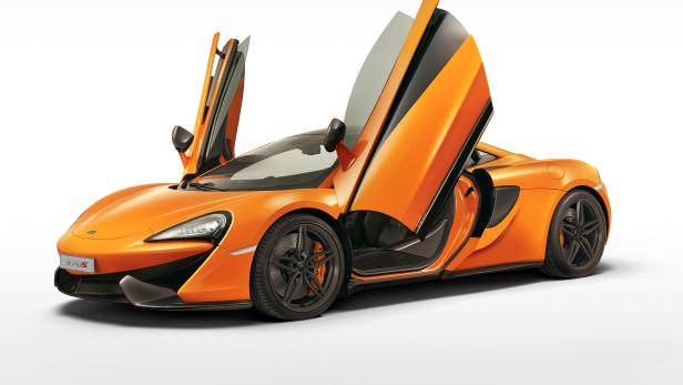 Ein orangefarbener McLaren 570S mit geöffneten Flügeltüren vor einem weißen Hintergrund.