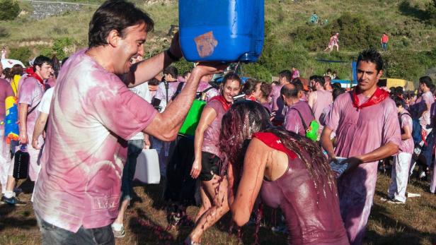 Sie übergießen, bespritzen und beschießen sich gegenseitig mit literweise Rotwein: Rund um den kleinen Ort Haro im nordspanischen Weinbaugebiet Rioja haben am Sonntag tausende Menschen an einem skurrilen Volksfest teilgenommen, der sogenannten Weinschlacht.