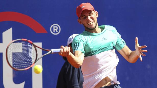 Dominic Thiem schlägt einen Tennisball während eines Matches.