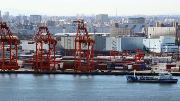 A ship sails before an international cargo terminal in Tokyo on January 25, 2016. Japan&#039;s trade deficit narrowed sharply in 2015 as tumbling oil prices took pressure off its soaring post-Fukushima energy import bill, official data showed on January 25, while autos led a pick-up in exports. The figures showed Japan recorded its fifth-straight annual trade deficit, but the latest figure narrowed by 78 percent from 2014 to 23.8 billion USD (2.83 trillion yen). AFP PHOTO / Yoshikazu TSUNO