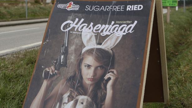 Die umstrittenen Plakatwerbungen zur „Innviertler Hasenjagd“ sind im ganzen Bezirk Ried affichiert.