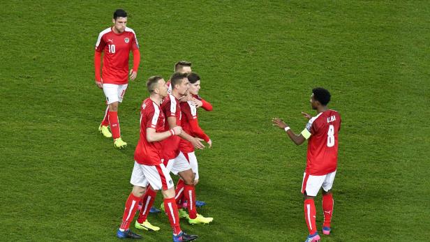 Österreichische Fußballspieler freuen sich nach einem Tor für Österreich.