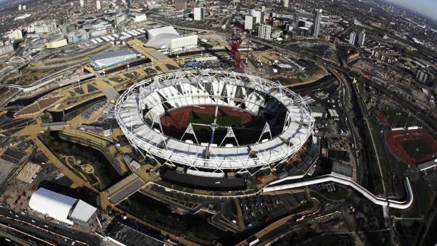 Luftaufnahme des Olympiastadions London mit umliegenden Gebäuden und Grünflächen.