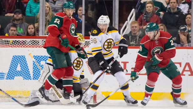 Eishockeyspieler der Minnesota Wild und der Boston Bruins in einem Spiel.