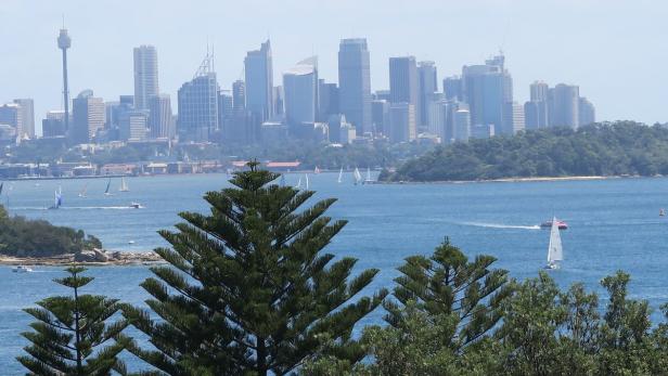 Die City von Sydney von der Hafeneinfahrt aus gesehen. Die Lage der Fünf-Millionen-Einwohner-Stadt ist ebenso einmalig wie das ganzjährig schöne Wetter.