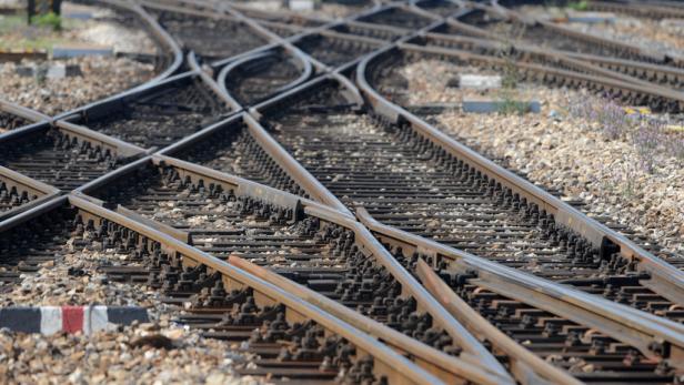Betonmast auf Schienen gelegt: Zugunfall in Deutschland