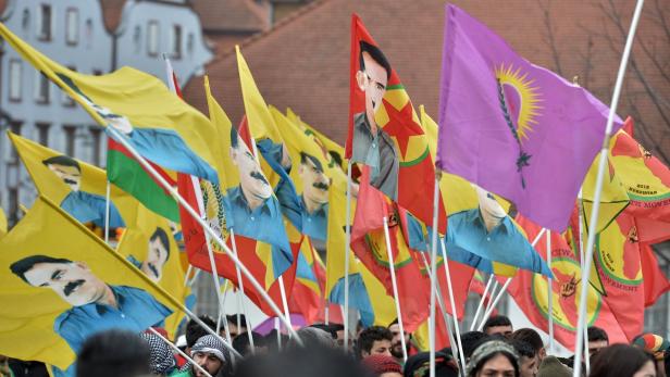 Eine Menschenmenge hält Fahnen mit dem Bild von Abdullah Öcalan hoch.