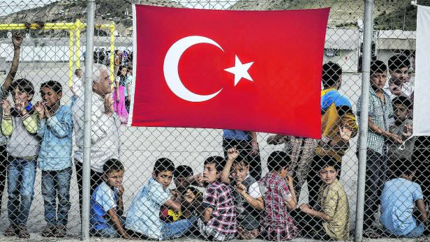 Flüchtlinge in einem Lager in der Nähe der türkischen Provinzstadt Gaziantep: Ankara droht, Schleusen für Flüchtlinge in die EU zu öffnen