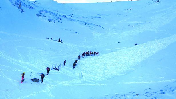 Im Zillertal suchten Helfer nach einem verschütteten Skifahrer