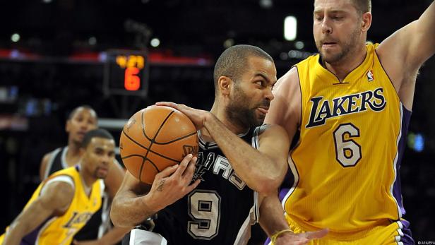 Tony Parker von den San Antonio Spurs im Spiel gegen einen Spieler der Los Angeles Lakers.